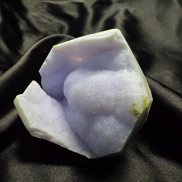 Chalcedony with microcrystals preserves the calm of time