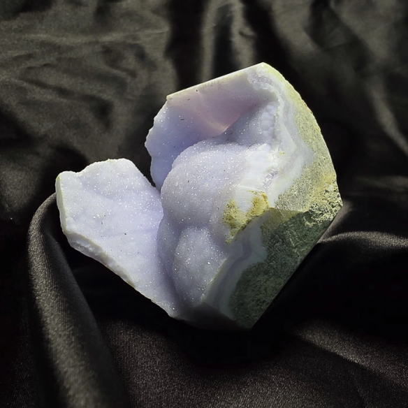 Chalcedony with microcrystals preserves the calm of time