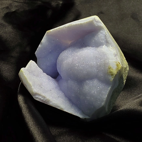 Chalcedony with microcrystals preserves the calm of time