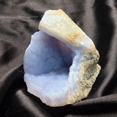 Chalcedony with microcrystals preserves the calm of time