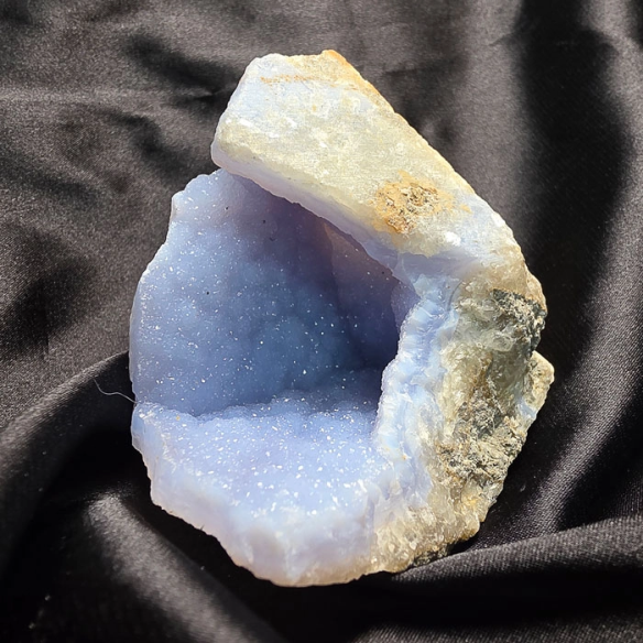 Chalcedony with microcrystals preserves the calm of time