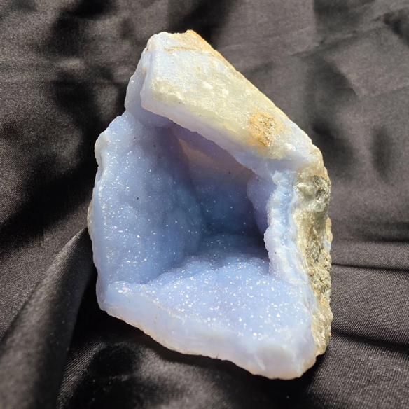 Chalcedony with microcrystals preserves the calm of time