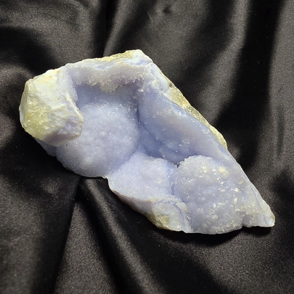 Chalcedony with microcrystals preserves the calm of time
