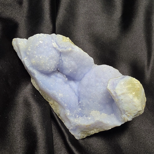 Chalcedony with microcrystals preserves the calm of time