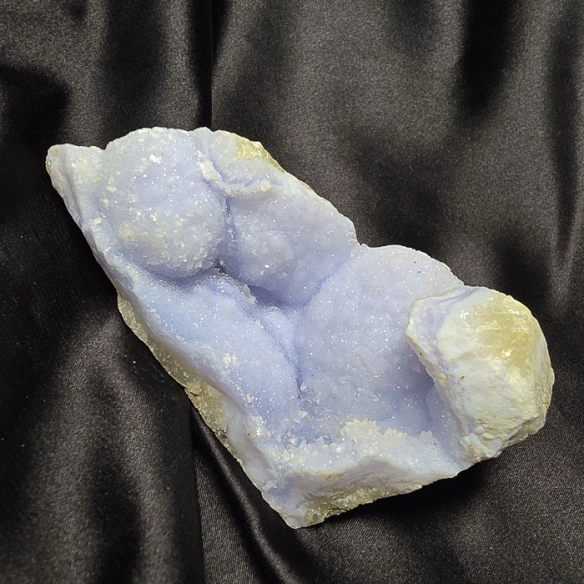 Chalcedony with microcrystals preserves the calm of time
