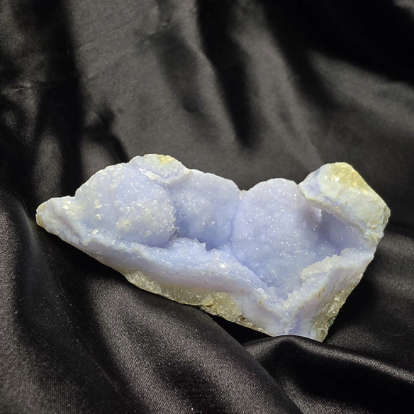 Chalcedony with microcrystals preserves the calm of time