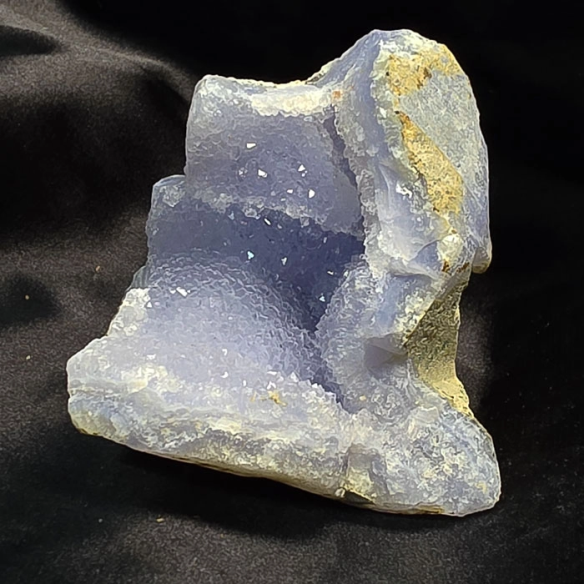 Chalcedony with microcrystals preserves the calm of time