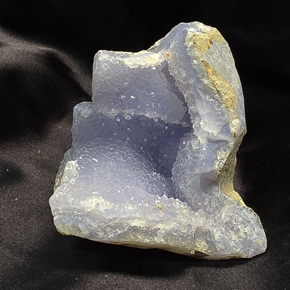 Chalcedony with microcrystals preserves the calm of time