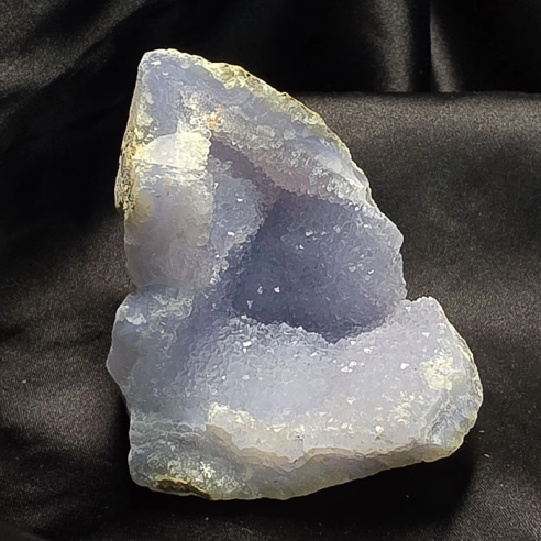 Chalcedony with microcrystals preserves the calm of time