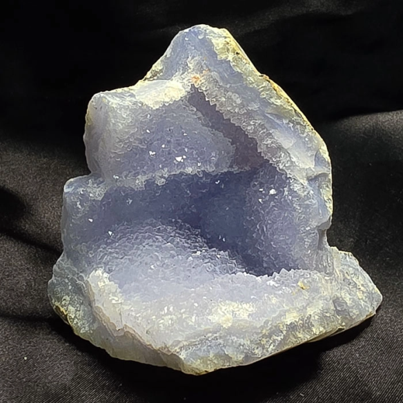 Chalcedony with microcrystals preserves the calm of time