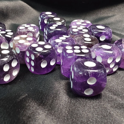 Dado de ametista onde o acaso se torna calma violeta