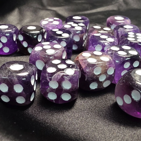 Dau d’amatista on l’atzar esdevé calma violeta