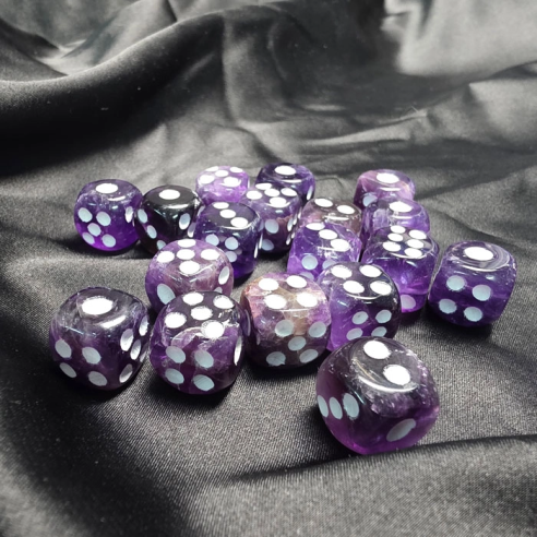 Dau d’amatista on l’atzar esdevé calma violeta