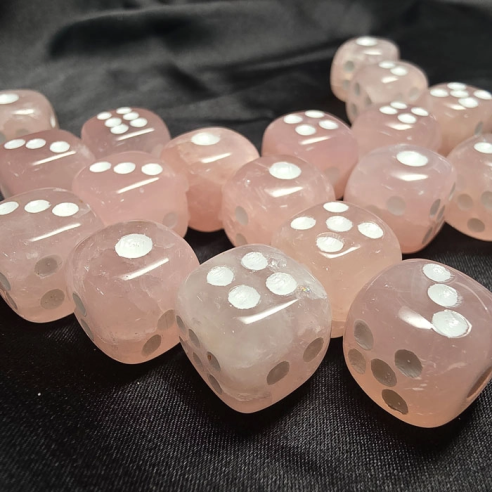 Dados de cuarzo rosa en Cristalljoia, 40 años de minerales, en el centro de Barcelona y online