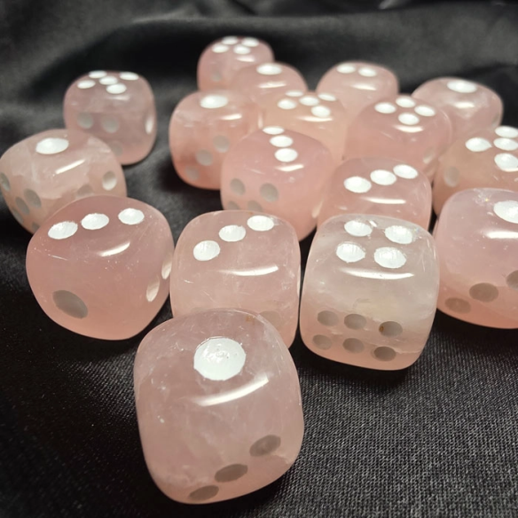 Dados de cuarzo rosa en Cristalljoia, 40 años de minerales, en el centro de Barcelona y online