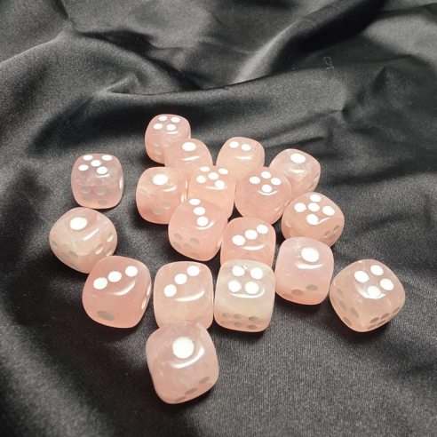 Dados de cuarzo rosa en Cristalljoia, 40 años de minerales, en el centro de Barcelona y online