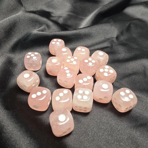 Dados de cuarzo rosa en Cristalljoia, 40 años de minerales, en el centro de Barcelona y online
