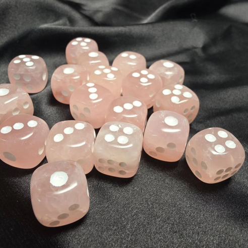 Dado de quartzo rosa irradiando amor suave e equilíbrio