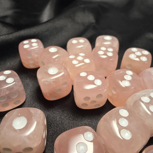 Dados de cuarzo rosa en Cristalljoia, 40 años de minerales, en el centro de Barcelona y online