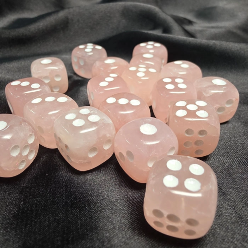 Dados de cuarzo rosa en Cristalljoia, 40 años de minerales, en el centro de Barcelona y online