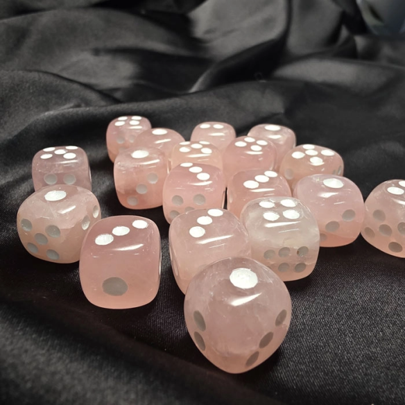 Dado de quartzo rosa irradiando amor suave e equilíbrio