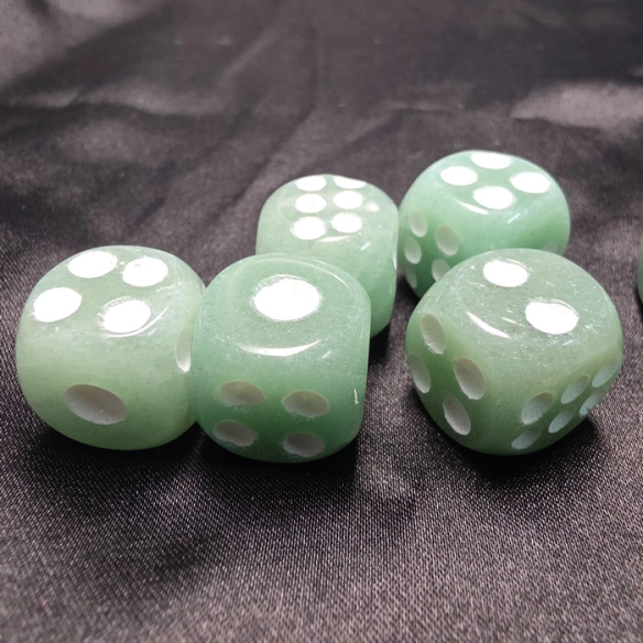 Dados de aventurina verde en Cristalljoia, 40 años de minerales, en el centro de Barcelona y online