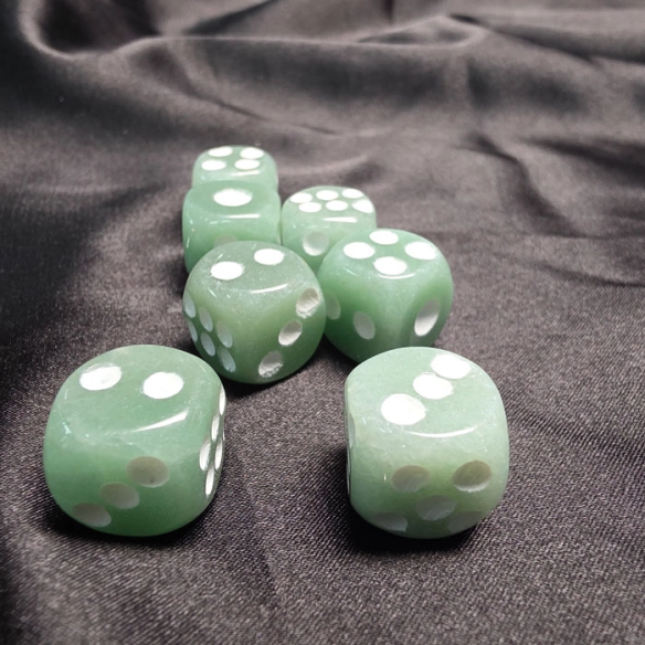 Dados de aventurina verde en Cristalljoia, 40 años de minerales, en el centro de Barcelona y online