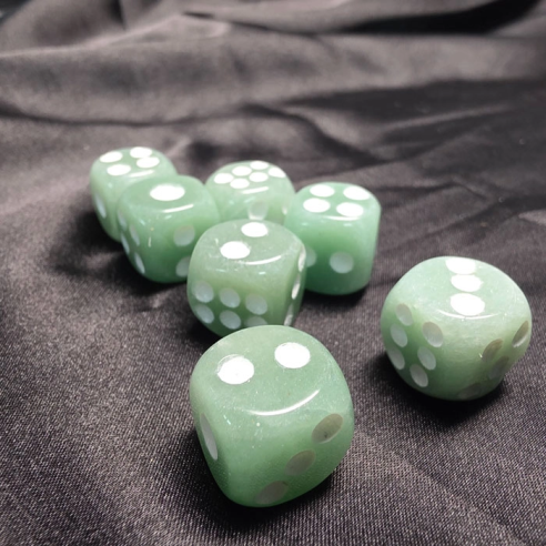 Dados de aventurina verde en Cristalljoia, 40 años de minerales, en el centro de Barcelona y online