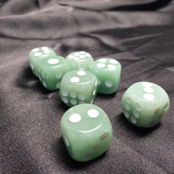 Dados de aventurina verde en Cristalljoia, 40 años de minerales, en el centro de Barcelona y online