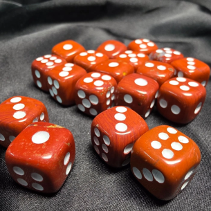 Dados de jaspe rojo en Cristalljoia, 40 años de minerales, en el centro de Barcelona y online