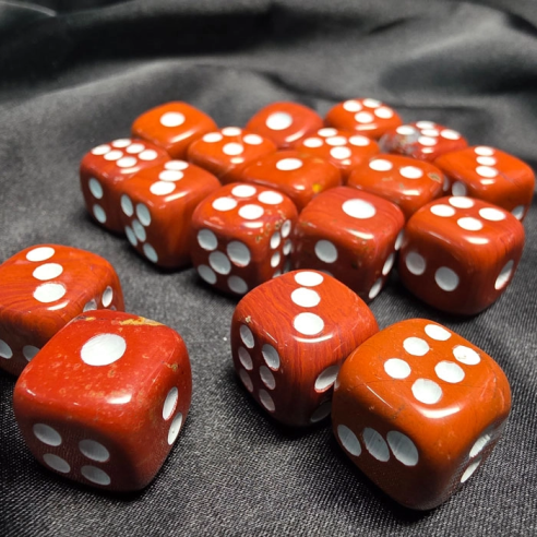 Dados de jaspe rojo en Cristalljoia, 40 años de minerales, en el centro de Barcelona y online