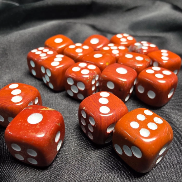 Dados de jaspe rojo en Cristalljoia, 40 años de minerales, en el centro de Barcelona y online