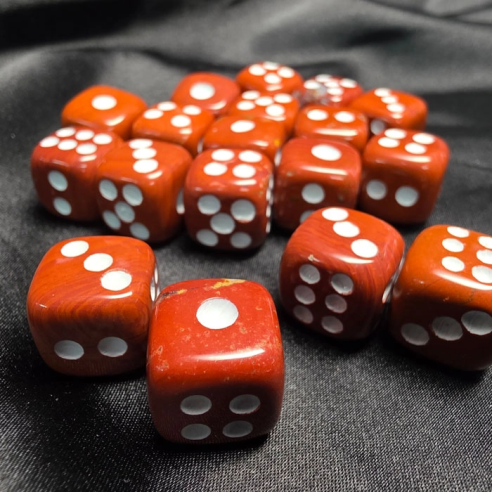 Dados de jaspe rojo en Cristalljoia, 40 años de minerales, en el centro de Barcelona y online