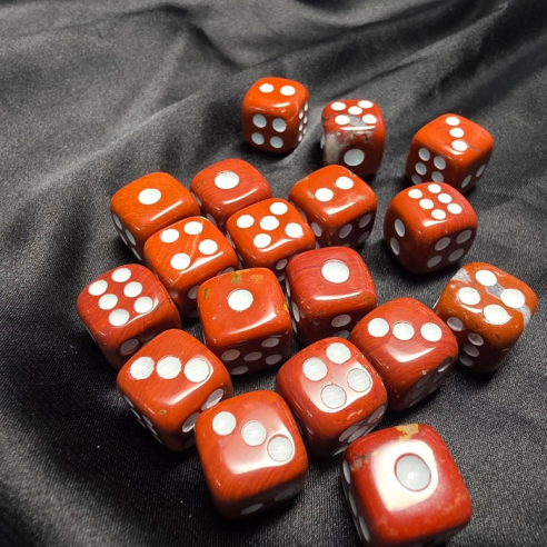 Dado de jaspe vermelho símbolo de impulso e presença plena