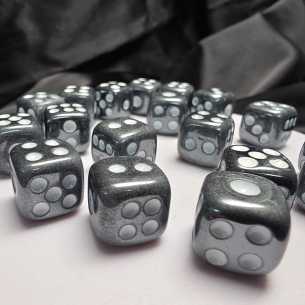 Dados de hematita en Cristalljoia, 40 años de minerales, en el centro de Barcelona y online