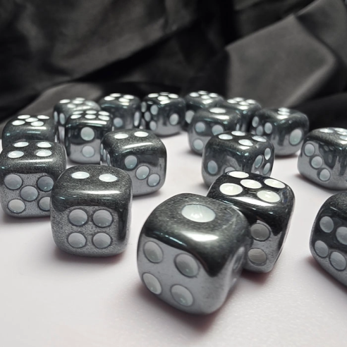 Dados de hematita en Cristalljoia, 40 años de minerales, en el centro de Barcelona y online
