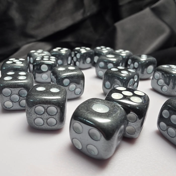 Dados de hematita en Cristalljoia, 40 años de minerales, en el centro de Barcelona y online