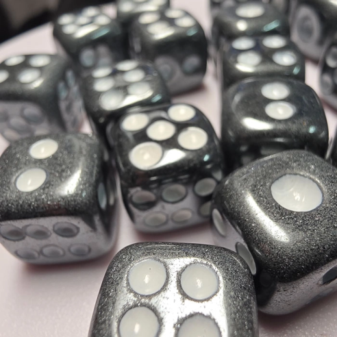 Dados de hematita en Cristalljoia, 40 años de minerales, en el centro de Barcelona y online