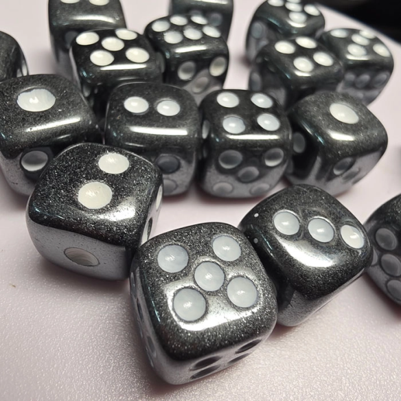 Dados de hematita en Cristalljoia, 40 años de minerales, en el centro de Barcelona y online