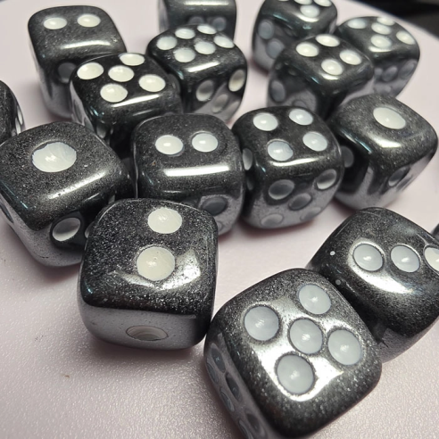 Dados de hematita en Cristalljoia, 40 años de minerales, en el centro de Barcelona y online