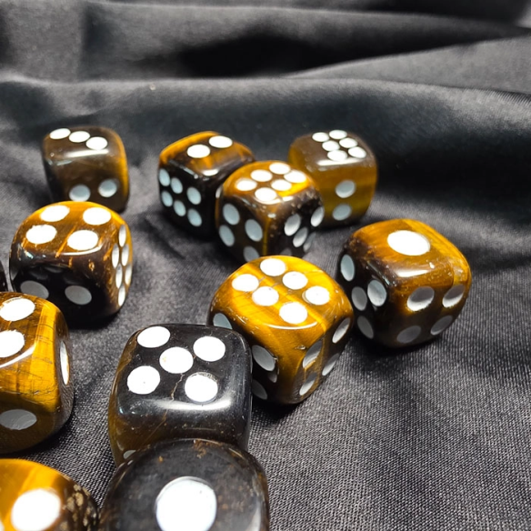 Dados de ojo de tigre en Cristalljoia, 40 años de minerales, en el centro de Barcelona y online