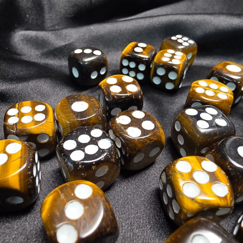 Dados de ojo de tigre en Cristalljoia, 40 años de minerales, en el centro de Barcelona y online