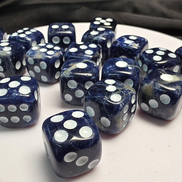 Sodalite die harmonizing thought and clarity
