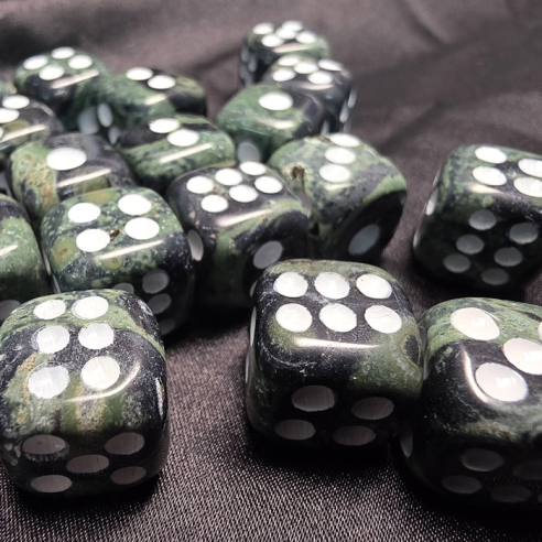 Dados de jaspe kambaba en Cristalljoia, 40 años de minerales, en el centro de Barcelona y online