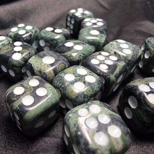 Dados de jaspe kambaba en Cristalljoia, 40 años de minerales, en el centro de Barcelona y online