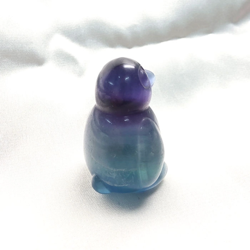 Fluorita multicolor figura de pingüí d’harmonia lúdica