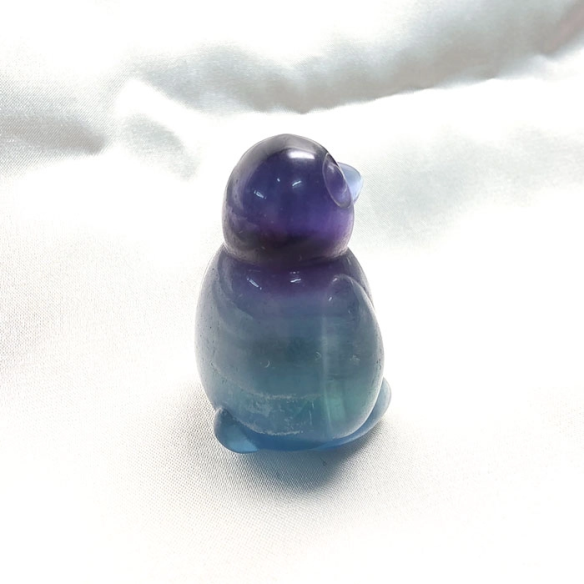 Fluorita multicolor figura de pingüí d’harmonia lúdica