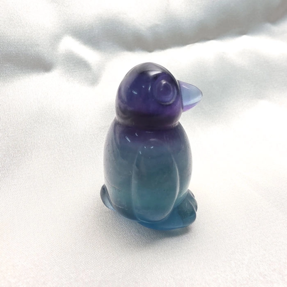 Fluorita multicolor figura de pingüí d’harmonia lúdica