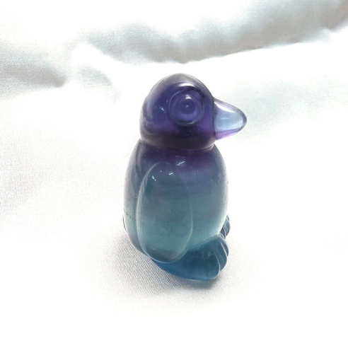 Fluorita multicolor figura de pingüí d’harmonia lúdica