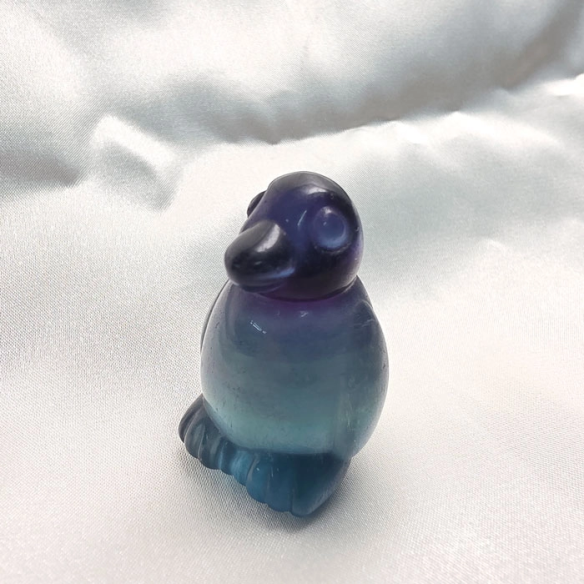 Fluorita multicolor figura de pingüí d’harmonia lúdica